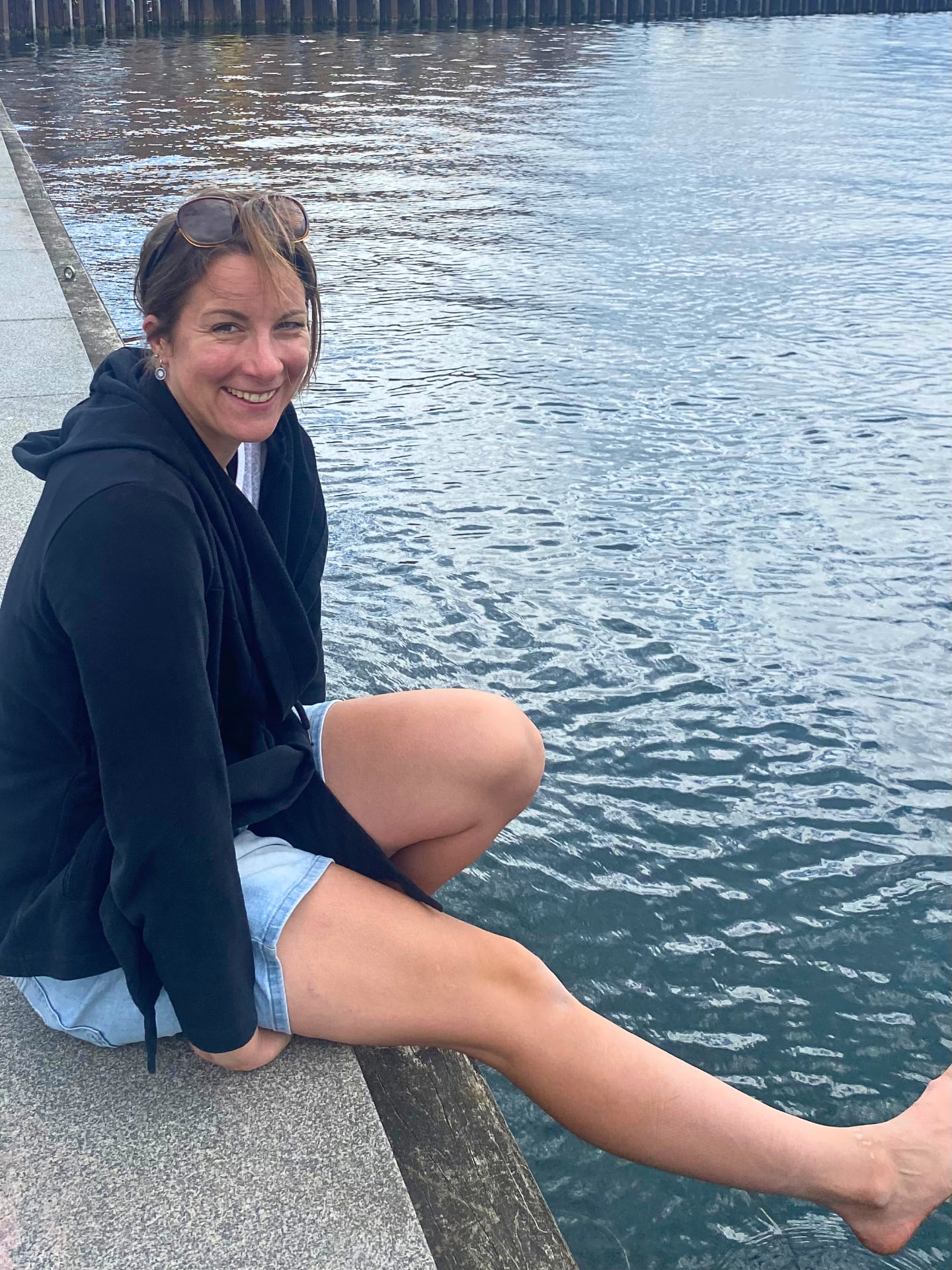 Julia Höß, Lebensberaterin bei Extrazeit, am Wasser